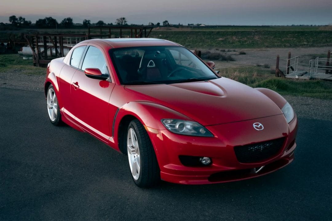 Coche deportivo rojo en la carretera