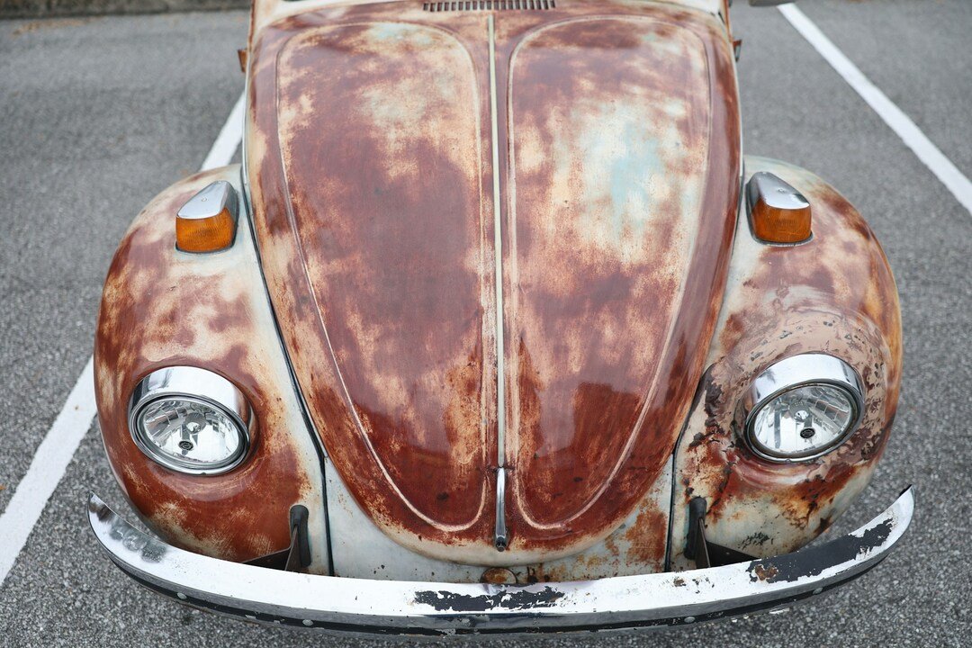 سيارة صدئة متضررة