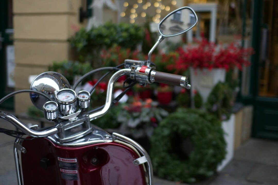 ños moto cerca de adornos navideños