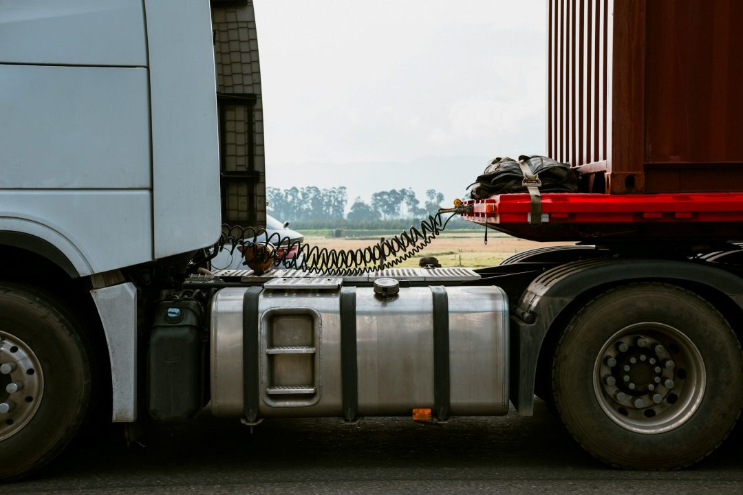 Semi-truck cab and flatbed trailer connection detail