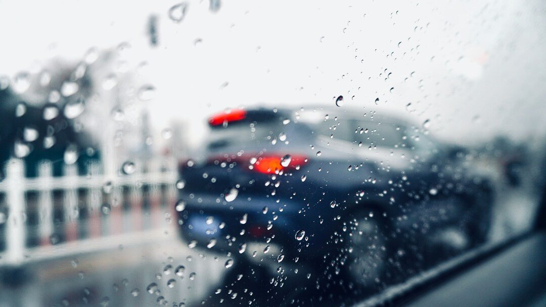 conducción durante una fuerte lluvia