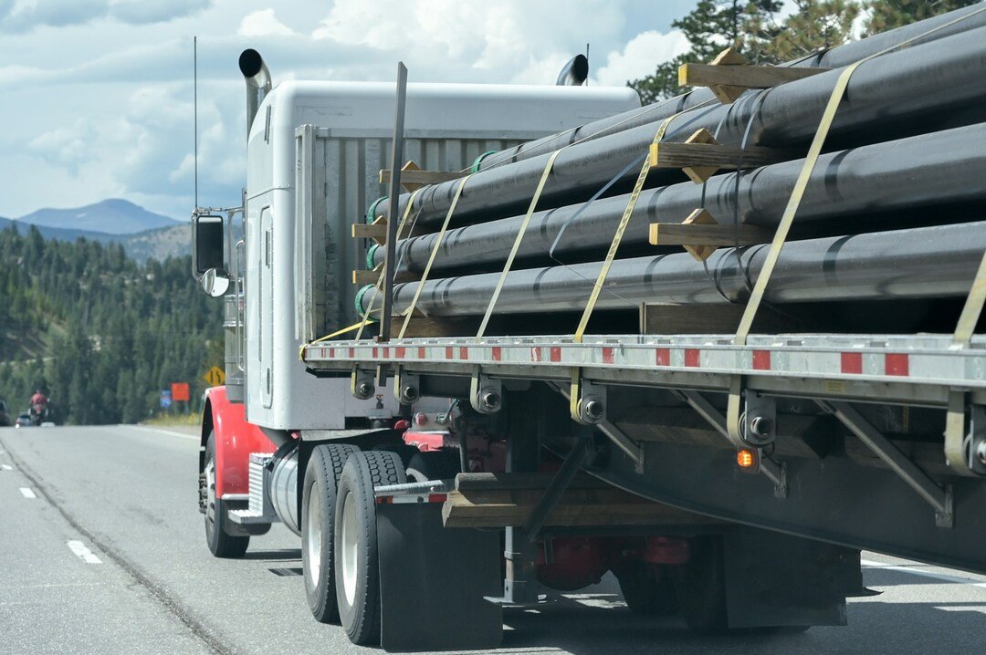 semi-truck towing pipes