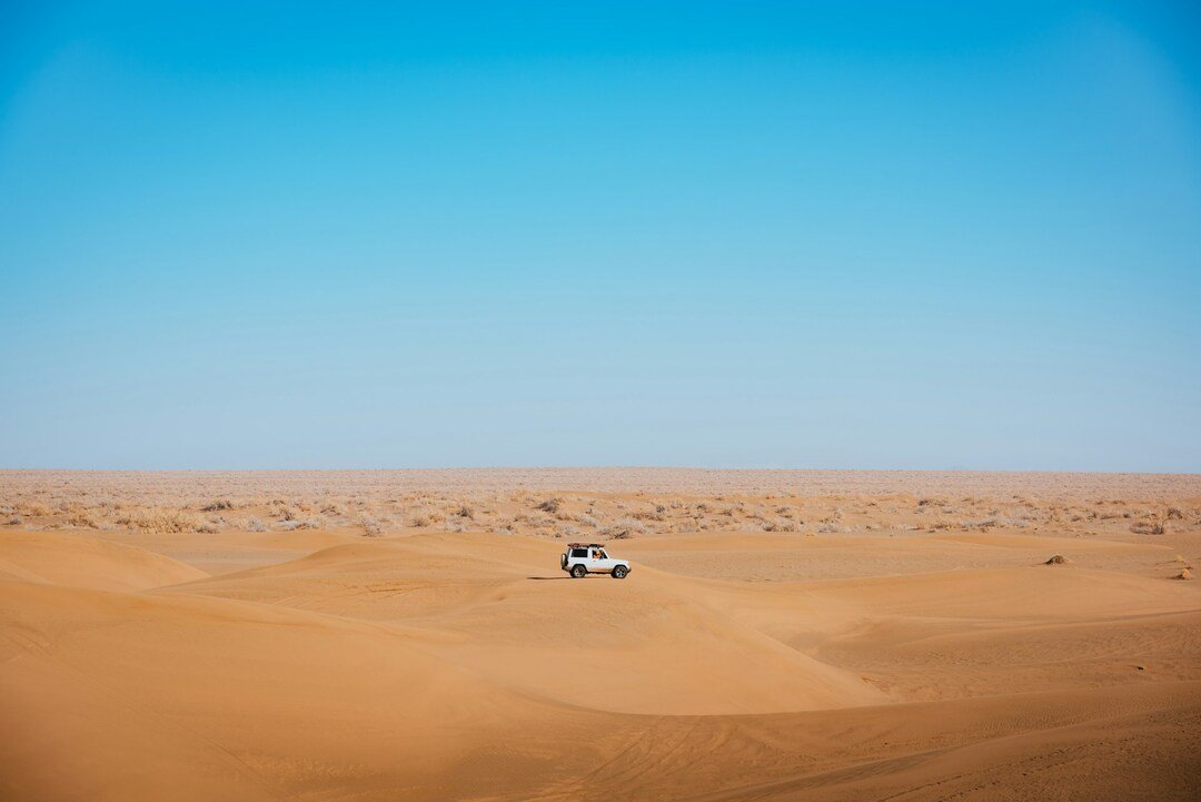 coche en un desierto