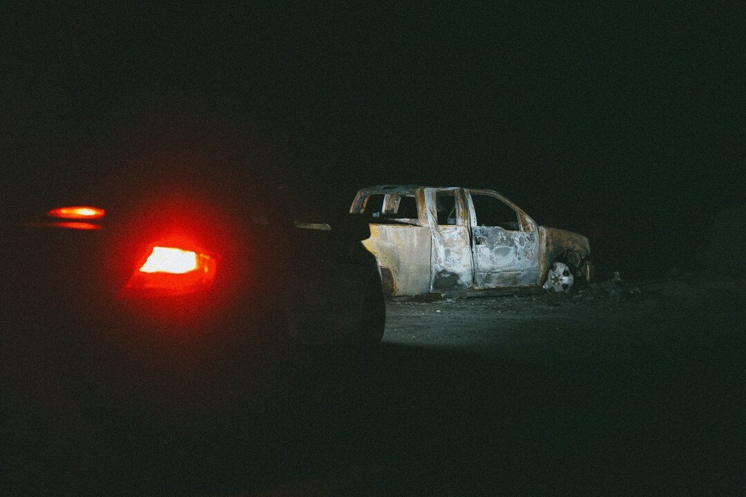 coche completamente quemado offroad