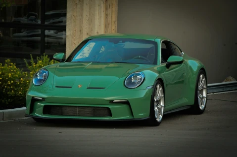 Зеленый спорткар на парковке